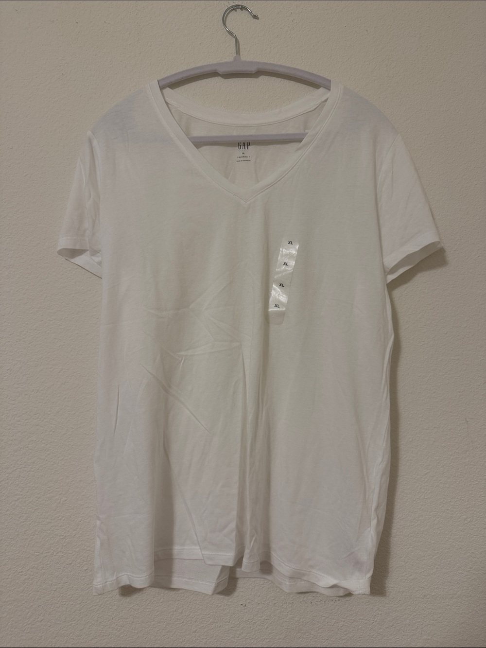 Gap size xl white, pink, and navy favorite tee short sleeve v-neck t-shirts